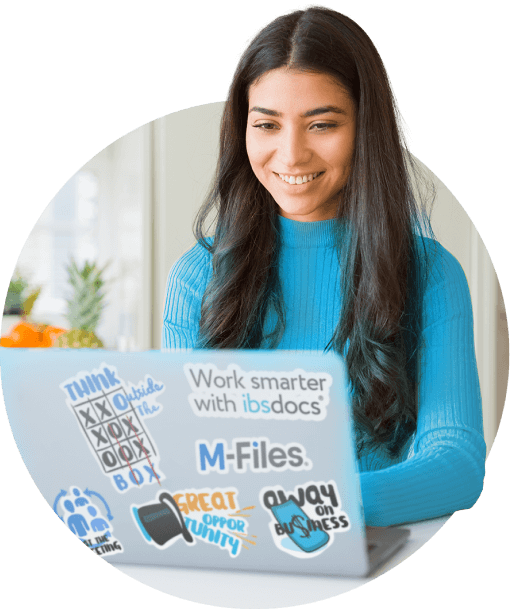 Jovem trabalhando em um notebook